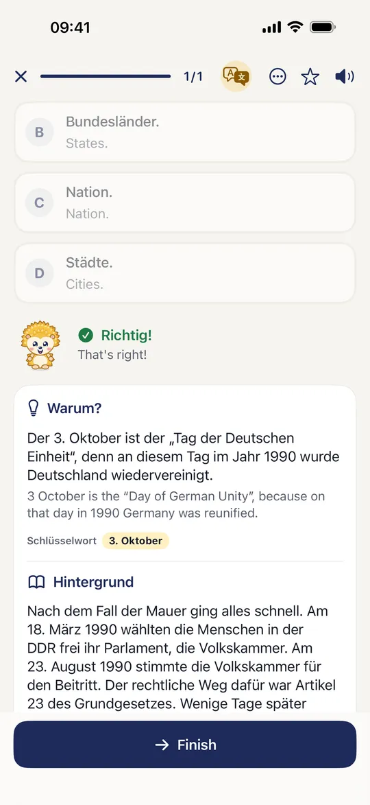Hedi on iPhone: “Richtig!”, then the Warum? card for 3 October with the key word “3. Oktober” and the start of the Hintergrund.